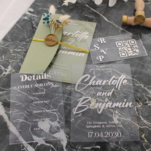 Faire-part de mariage en acrylique avec feuille d'argent et enveloppe vert sauge, design personnalisé élégant, faire-part de mariage transparent moderne avec carte RSVP