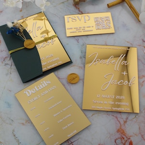 Gouden spiegel huwelijksuitnodiging met donkergroene envelop, moderne bruiloft uitnodigingsset, elegant custom ontwerp, RSVP-kaart en bloemen lakzegel,