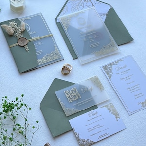 Luxus Hochzeitseinladungs-Set aus Acryl mit Goldfolie und salbeigrünen Umschlägen