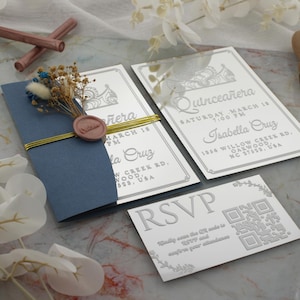 Invitación de quinceañera acrílica con espejo plateado de lujo con código QR y tarjeta RSVP, elegante diseño de corona de princesa para celebrar los dulces 15.