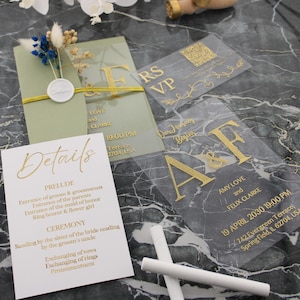 Hochzeitseinladung aus Acryl mit Goldfoliendruck, salbeigrünem Umschlag und Blumen-Wachssiegel, elegantes modernes Design mit klarer Antwortkarte