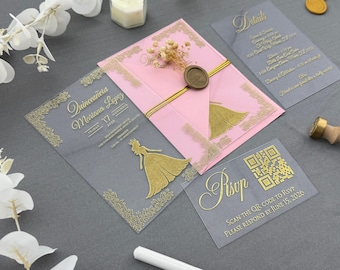 Zaproszenie na Quinceañera z akrylową złotą folią i różową kopertą, elegancka przezroczysta kartka XV