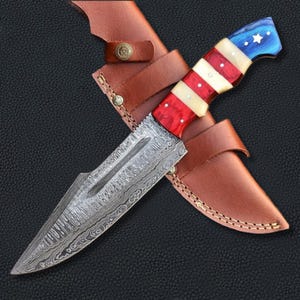 Coltello da caccia con impugnatura americana fatto a mano personalizzato, lama in acciaio damasco con fodero in pelle