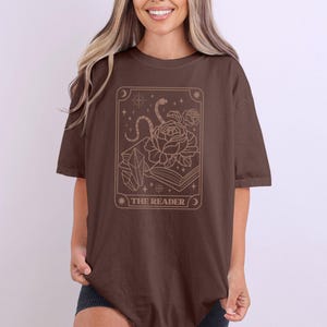 The Reader Tarot Comfort Colors Unisex Grafik-T-Shirt, Buchliebhaber Tarot-Kartenstil, stückgefärbtes T-Shirt, Bücherwurm Geschenk