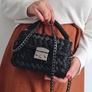 Handgefertigte gehäkelte Clutch Tasche aus glänzendem Polyester-Bändchengarn