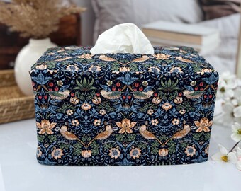 Funda para caja de pañuelos de tela William Morris con diseño de fresa azul marino, soporte reversible.