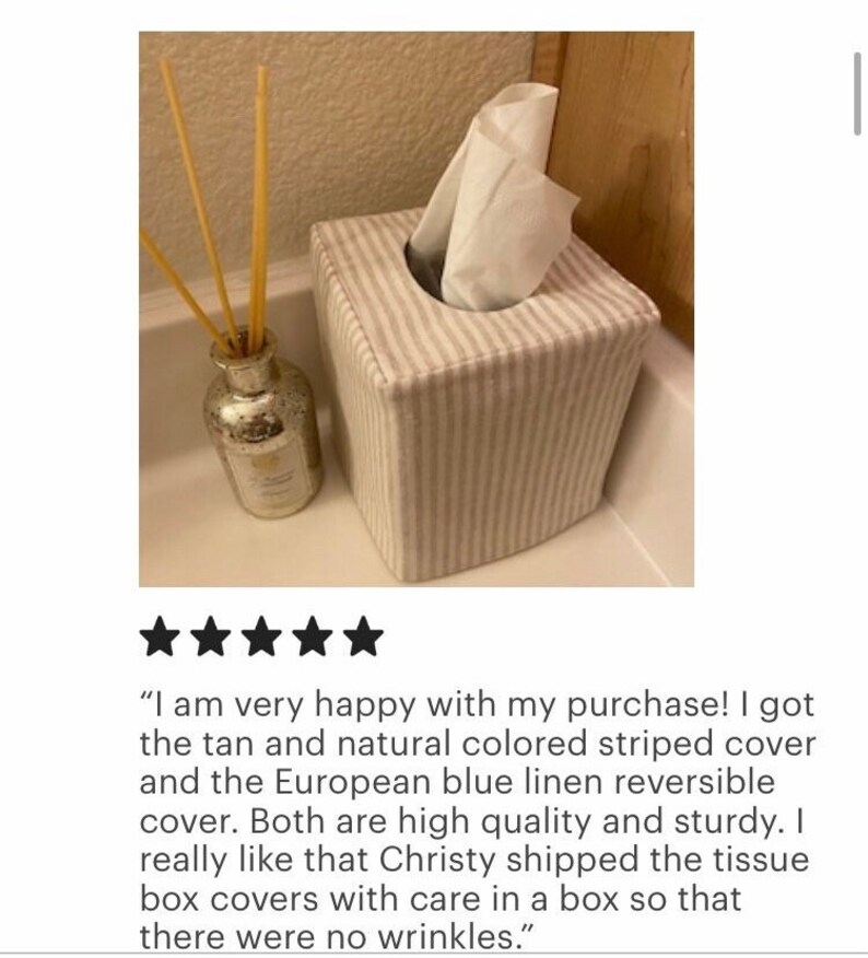 Peut inclure: Une housse de bo&icirc;te &agrave; mouchoirs carr&eacute;e avec un motif &agrave; rayures verticales beige clair et blanc. La housse en tissu recouvre une bo&icirc;te carr&eacute;e, avec un mouchoir blanc d&eacute;passant de l'ouverture sup&eacute;rieure. Un petit diffuseur en verre avec des tiges jaunes.