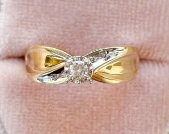 LOVELY 10k Vintage Gold Bow Ring with Illusion Diamond Setting & Accent Diamonds, Size 5.75