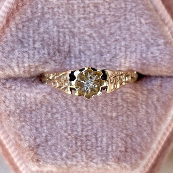 DEMURE 9ct Gold Ring With Illusion Set Diamond, London 1960s, Size 6