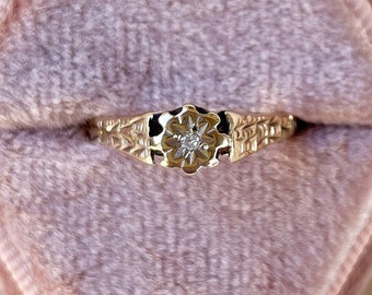 DEMURE 9ct Gold Ring With Illusion Set Diamond, London 1960s, Size 6