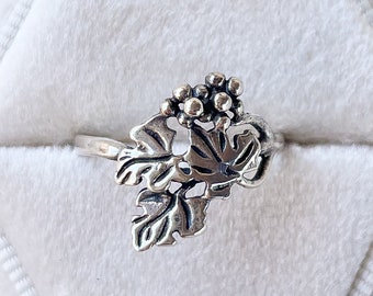 SWEET Vintage 925 Sterling Silver Ring with Leaves and Grape Motif, Size 4.75