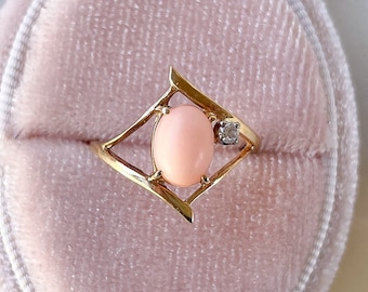 ELEGANT 14K Gold Ring with Pink Angel Skin Coral Oval Cabochon and Diamond Accent in Unique Setting, Size 4.5, Circa 1950s
