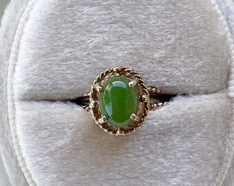 DIVINE 10k Jade Ring (Nephrite) with Rosy Gold Rope Band, Midcentury Era, Size 5.75