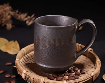 Ręcznie robiony japoński ceramiczny kubek do kawy – ciemna, rustykalna filiżanka w stylu wabi-sabi, minimalistyczny kubek do herbaty z kamionki, prezent od rzemieślnika