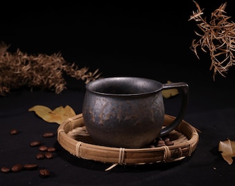Ręcznie robiony japoński kubek do kawy z kamionki – ciemna, rustykalna ceramiczna filiżanka w stylu wabi-sabi, minimalistyczny kubek do herbaty z ceramiki, prezent od rzemieślnika