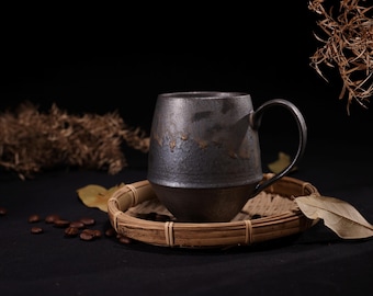 Ręcznie robiony japoński ceramiczny kubek do kawy – ciemna, rustykalna filiżanka w stylu wabi-sabi, minimalistyczny kubek do herbaty z kamionki, prezent od rzemieślnika
