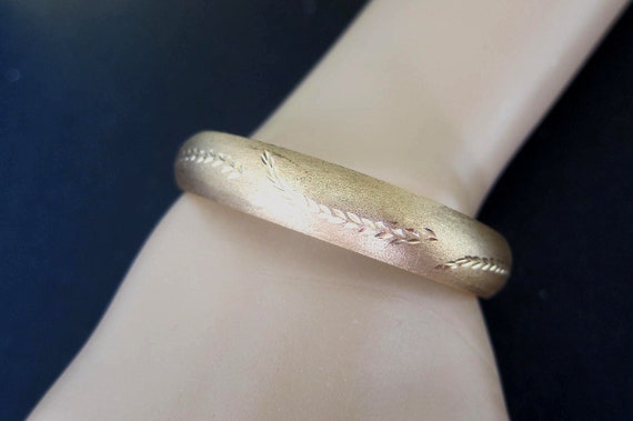 14K Solid Yellow Gold  Leaf Bangle,11mm,13.8 Grams - image 4
