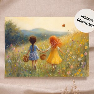 Op de afbeelding: Digitale kunstafdruk met twee meisjes die door een weide met wilde bloemen lopen, hand in hand en met manden. Eén draagt een blauwe jurk, de ander een gele jurk. Een vlinder vliegt erboven. De tekst "INSTANT DOWNLOAD" staat in een witte cirkel.