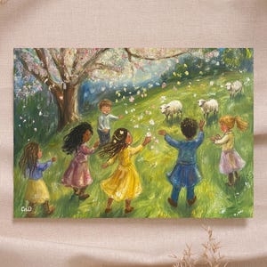 Op de afbeelding: Een schilderij van kinderen die op een bloemenweide spelen. De kinderen dragen kleurrijke kleding en zijn omringd door een bloeiende boom. Er zijn witte schapen op de achtergrond.