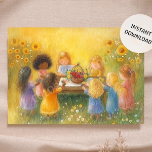 Op de afbeelding: Digitale print met kinderen rond een tafel in een zonnig veld. De kinderen dragen kleurrijke jurken en worden omringd door zonnebloemen. Een mand met fruit staat op de tafel.