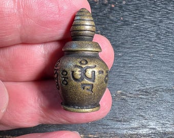 Amuleto de jarrón de tesoro de latón tibetano vintage / Colgante de talismán budista de cobre / Mini estatua de jarrón de riqueza tibetano