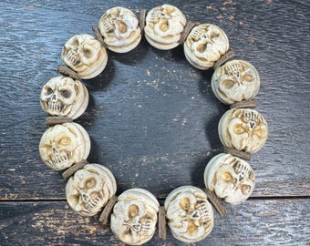 Pulsera de cuentas de calavera de asta de ciervo tallada a mano, pulsera de calavera de hueso natural, pulsera elástica ajustable, joyería tribal gótica, regalo unisex