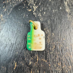 Colgante de ficha de mahjong vintage, dije de mahjong reciclado con efecto degradado verde, amuleto folclórico asiático rústico, joyería artesanal única