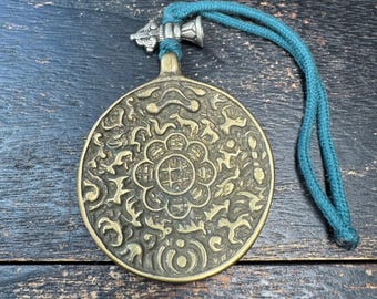 チベットの吉兆ペンダント：真鍮製の仏教のお守り - Etsy 日本