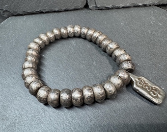 Tibetisches Eisen Meteorit Mala Armband - 32 Gravierte Perlen, sechssilbiges Mantra, einstellbares Stretch Design