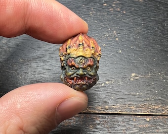 Colgante tibetano Mahakala tallado a mano / Talla de asta de ciervo / Amuleto protector / Joyería espiritual