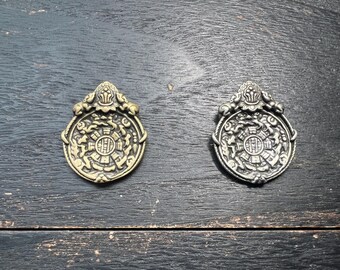 真鍮製の仏教のお守りペンダント5個、ネパールの幸運のシンボル - Etsy