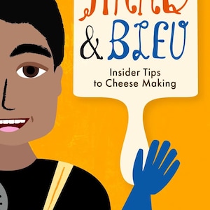 Op de afbeelding: Een boekomslagillustratie met een man in een gele schort die een lepel boven een pot met een thermometer houdt. De titel van het boek is "Hard & Bleu: Insider Tips voor kaasmaken" en de auteur is Michael Wallis. Een wit lam met roze oren en een blauwe handschoen zijn ook te zien.