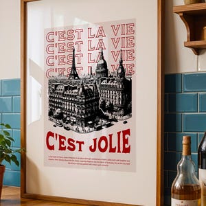 C'est La Vie パリの美的プリント可能なウォールアート | フランス風の雑誌の表紙 | 折衷主義のマキシマリストの大胆なタイポグラフィ - 2 つのサイズが含まれています