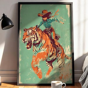Sage Green Tiger Tamer Eclectic Printable Poster | Maksymalistyczny modny klimat/nadbrzeżna kowbojska dziewczyna estetyczna sztuka ścienna | Dziewczęcy wystrój mieszkania