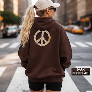 ピースサインパッチワークパーカー、フェイクキルトスウェットシャツ、居心地の良いボヘミアンママパーカー、ハンドメイド風、モダンレトログラフィックパーカー、ユニークなギフトアイデア