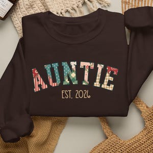 Personalized Auntie Sweatshirt, Faux Patchwork Sweatshirt, Custom Kids Names on Sleeve, Gingham New Aunt Surprise, Plaid Letters Sister Gift