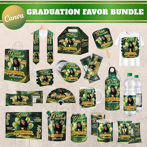 Könnte beinhalten: Ein Abschlussgeschenk-Bundle mit grünem und goldenem Thema. Es enthält eine Tragetasche, eine Schärpe, eine Geschenkbox, einen Fächer, ein T-Shirt, einen Knopf, Süßigkeitenverpackungen, eine Tasse, eine Wasserflasche und mehr, alle personalisiert mit einem Absolventenfoto.