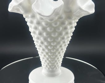 Een Fenton-melkglazen spijkervaas met een gegolfde rand.