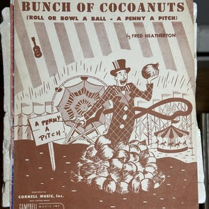 Puede incluir: Portada de partitura vintage titulada "I've Got a Lovely Bunch of Cocoanuts". La ilustración presenta a un hombre con traje a cuadros y sombrero de copa, sosteniendo un coco. El fondo incluye una noria y un tiovivo.
