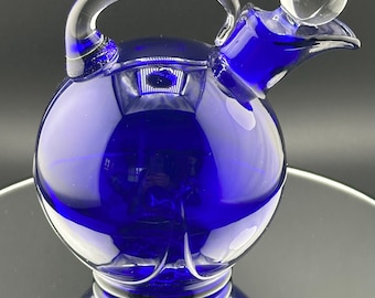 Decantador de cristal azul cobalto de Cambridge de mediados del siglo XX con tapón de cristal transparente.