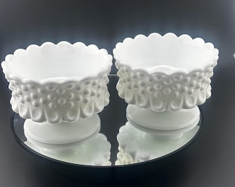 Ett par vintage Fenton ljusstakar i mjölkglas med hobnail-motiv.