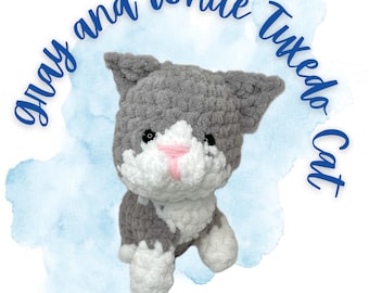 Duży pluszowy kot w kolorze szaro-białym wykonany na szydełku metodą amigurumi