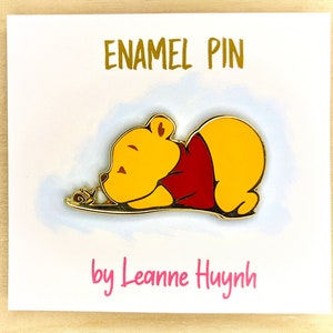 Pin de esmalte dorado del osito bebé Winnie the Pooh con caracol