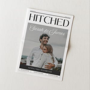 Może przedstawiać: Ogłoszenie ślubne w stylu gazety z nagłówkiem "HITCHED" i imionami "Sarah & James" w eleganckiej czcionce. Na okładce znajduje się zdjęcie pary. Widoczny jest również tekst "Saying 'I Do' to Forever".
