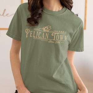 Stardew Valley Pelican Town T-shirt: comfortkleuren gamer-T-shirt afbeelding 4