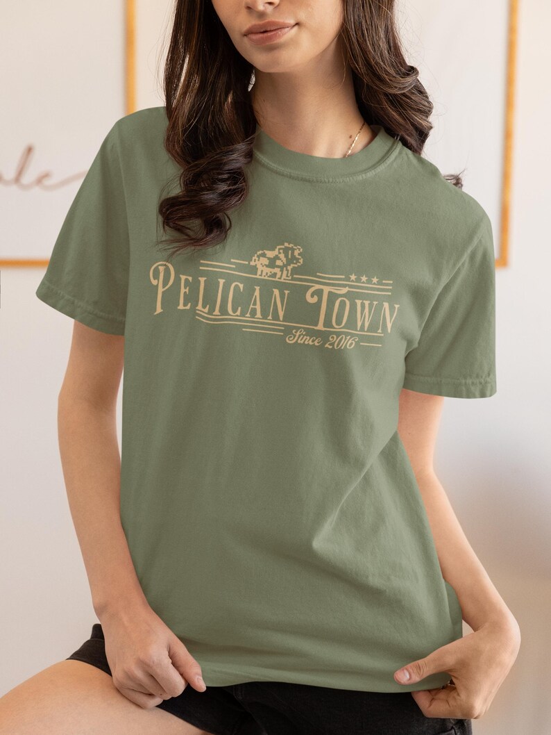 Stardew Valley Pelican Town T-shirt: comfortkleuren gamer-T-shirt afbeelding 4