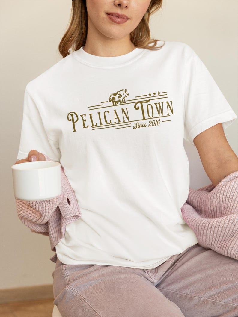 Op de afbeelding: Een witte keramische mok met een zwarte handgreep en de tekst "But First, Coffee" in een vetgedrukte, zwarte letter. De mok staat op een wit oppervlak, wat het strakke ontwerp benadrukt.