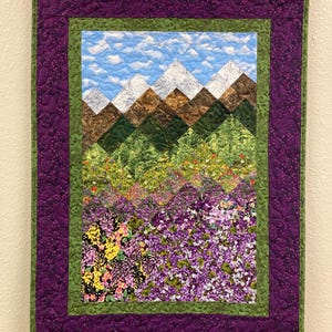 Tapiz de arte de pradera de montaña púrpura y amarilla de verano, tapiz de tela para colgar en la pared, 21x29" Obra de arte original, cuadro panorámico vertical de bosque y pradera