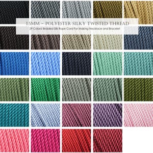 Puede incluir: Una colección de hilos trenzados de poliéster sedoso de 1,5 mm en 29 colores distintos, dispuestos en una cuadrícula. El texto 1.5MM - POLYESTER SILKY TWISTED THREAD y 29 Colors! Braided Silk Rope Cord For Making Necklace and Bracelet es visible.