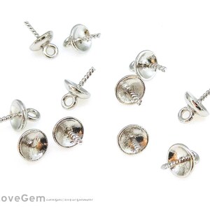 Pu&ograve; includere: Dieci punte per perline in metallo color argento con un anello e un filo ritorto. Le punte per perline sono progettate per essere utilizzate per la creazione di gioielli.